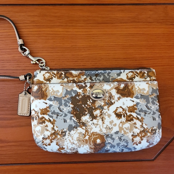 Coach Handbags - Coach Wristlet
